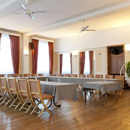 Logis Le Cheval Rouge ホテル