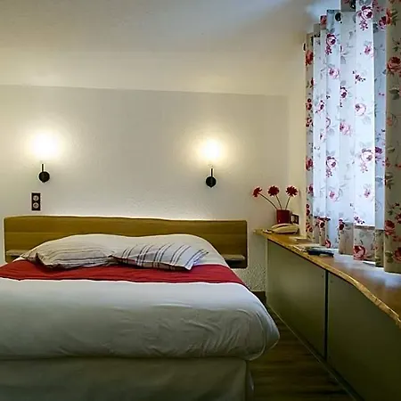 Hotel Logis Le Cheval Rouge 3*