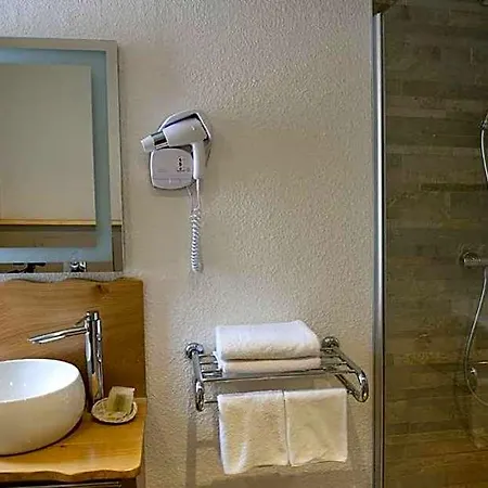 Hotel Logis Le Cheval Rouge 3*