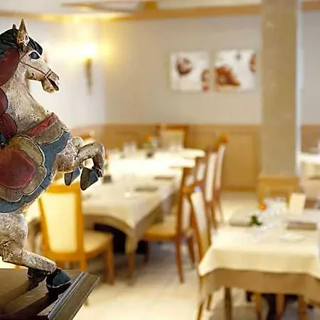 Logis Le Cheval Rouge Hotel 3*