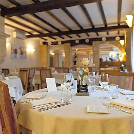 Hotel Logis Le Cheval Rouge 3*