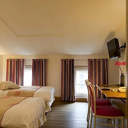 Hotel Logis Le Cheval Rouge 3*