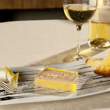 Hotel Logis Le Cheval Rouge 3*