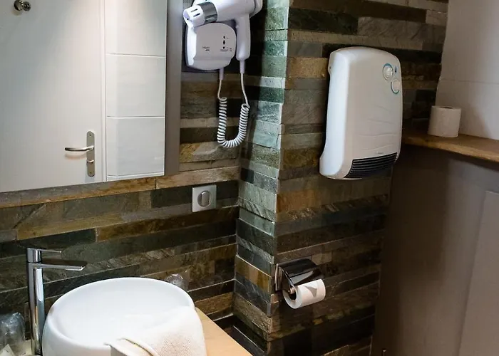 Hotel Logis Le Cheval Rouge 3*